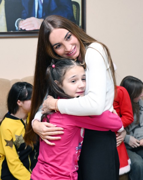 Prezidentin qızı və gəlini uşaqları ziyarət edib - FOTOLAR
