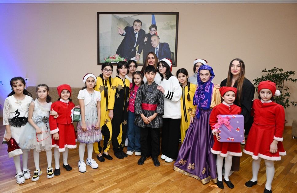 Prezidentin qızı və gəlini uşaqları ziyarət edib - FOTOLAR