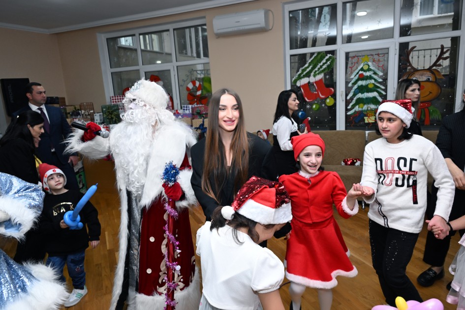 Prezidentin qızı və gəlini uşaqları ziyarət edib - FOTOLAR