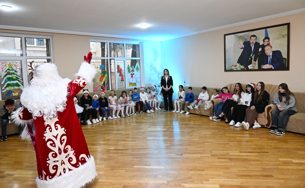 Prezidentin qızı və gəlini uşaqları ziyarət edib - FOTOLAR