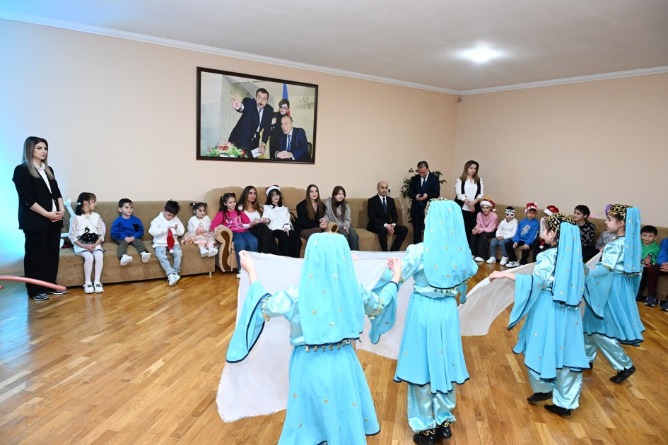 Prezidentin qızı və gəlini uşaqları ziyarət edib - FOTOLAR