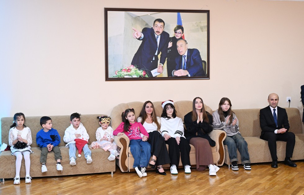 Prezidentin qızı və gəlini uşaqları ziyarət edib - FOTOLAR