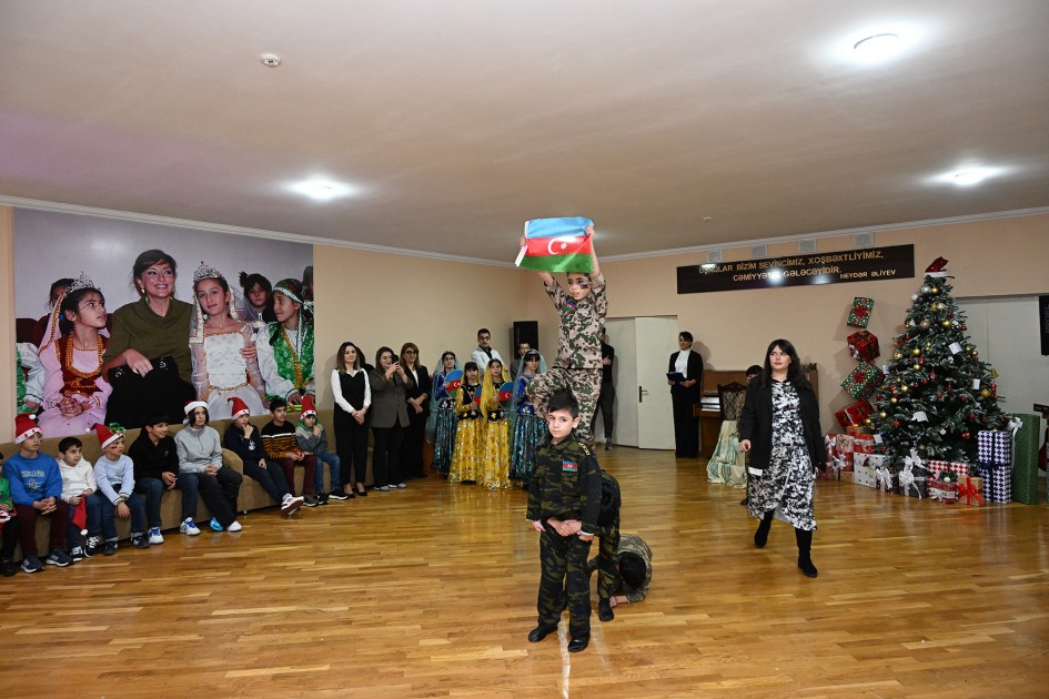 Prezidentin qızı və gəlini uşaqları ziyarət edib - FOTOLAR