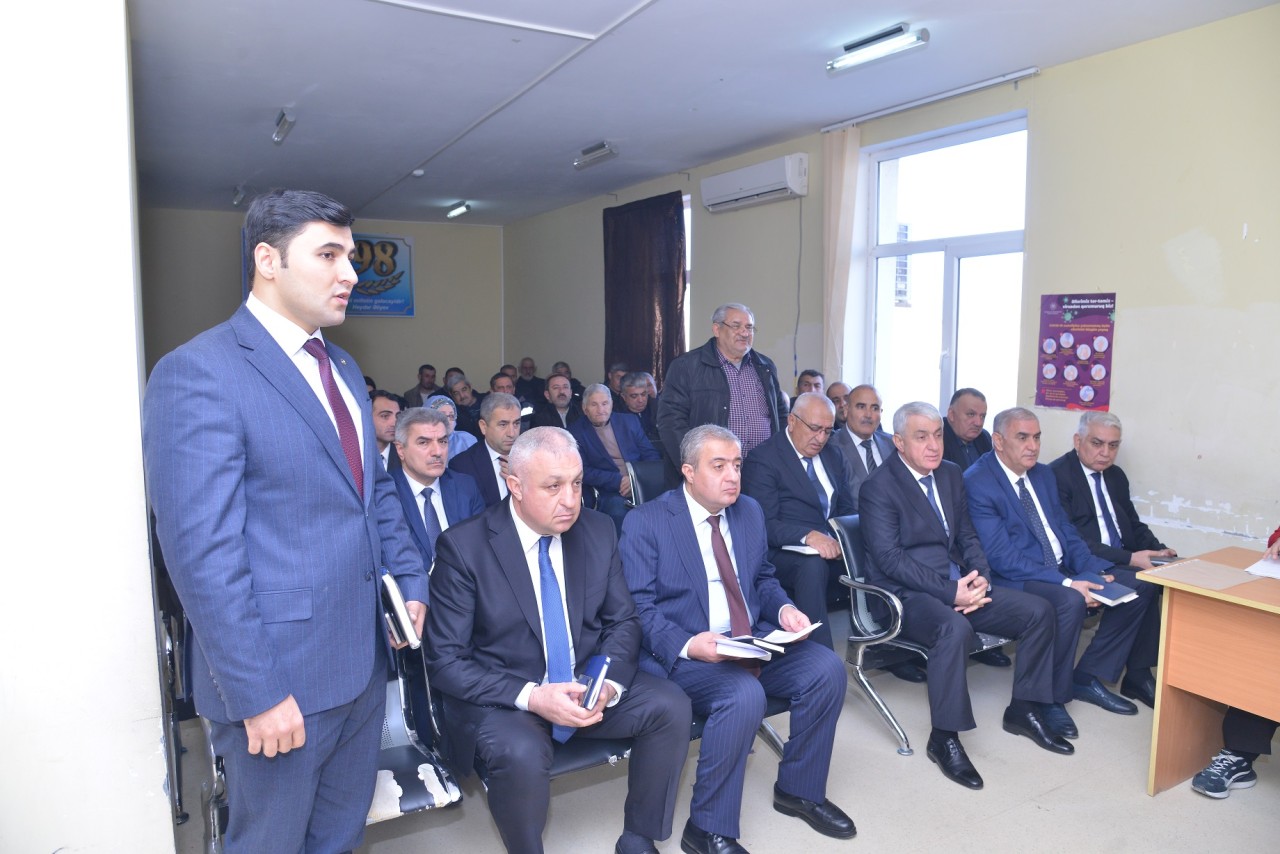 Qaradağın icra başçısı qəsəbə sakinləri ilə görüşdü - FOTOLAR