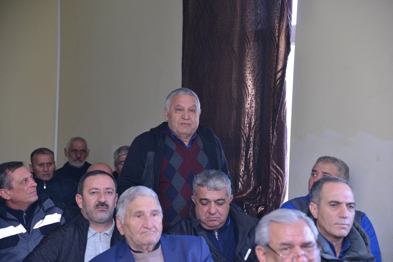 Qaradağın icra başçısı qəsəbə sakinləri ilə görüşdü - FOTOLAR