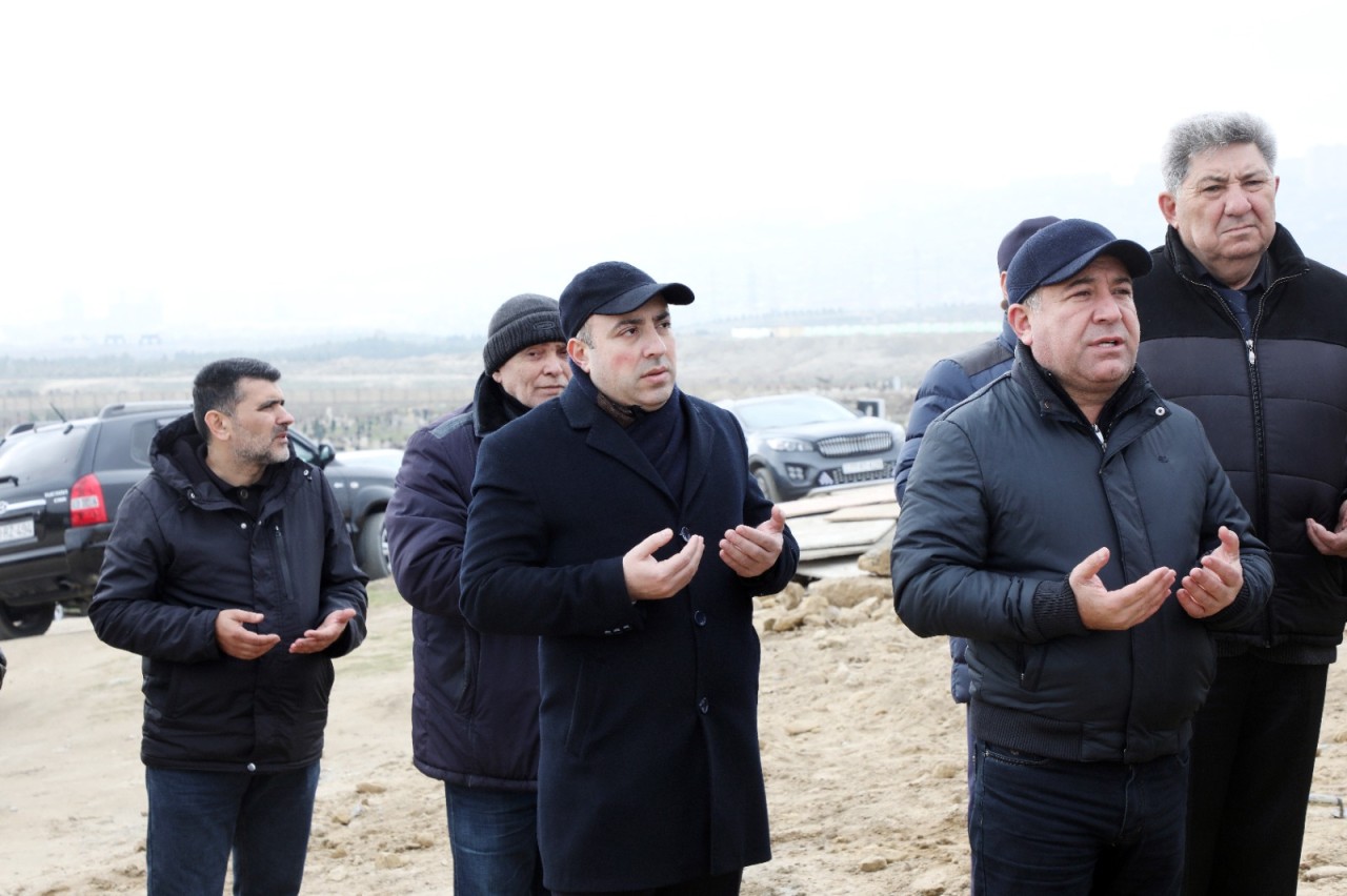 Suraxanının icra başçısı şəhid anasının dəfnində iştirak etdi - FOTOLAR