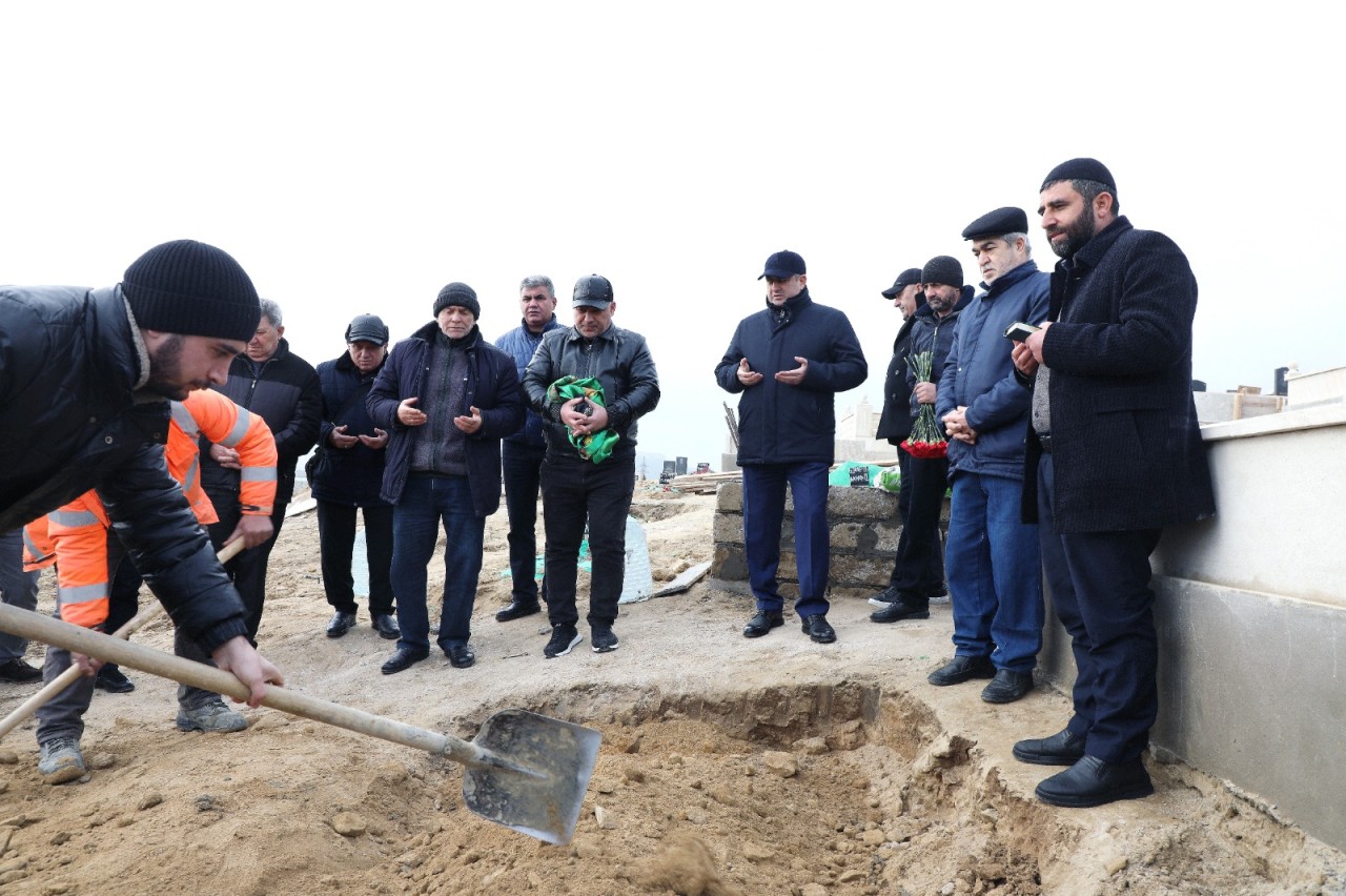Suraxanının icra başçısı şəhid anasının dəfnində iştirak etdi - FOTOLAR