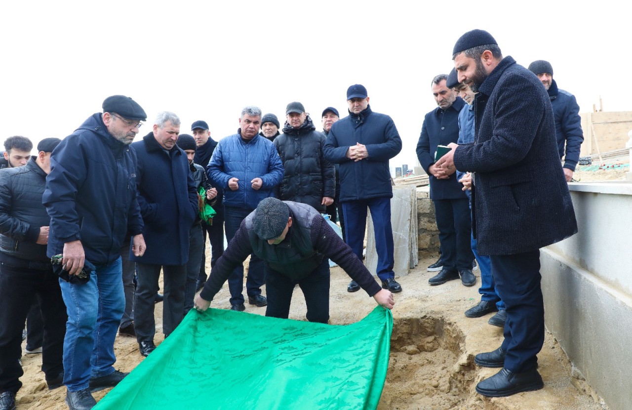 Suraxanının icra başçısı şəhid anasının dəfnində iştirak etdi - FOTOLAR
