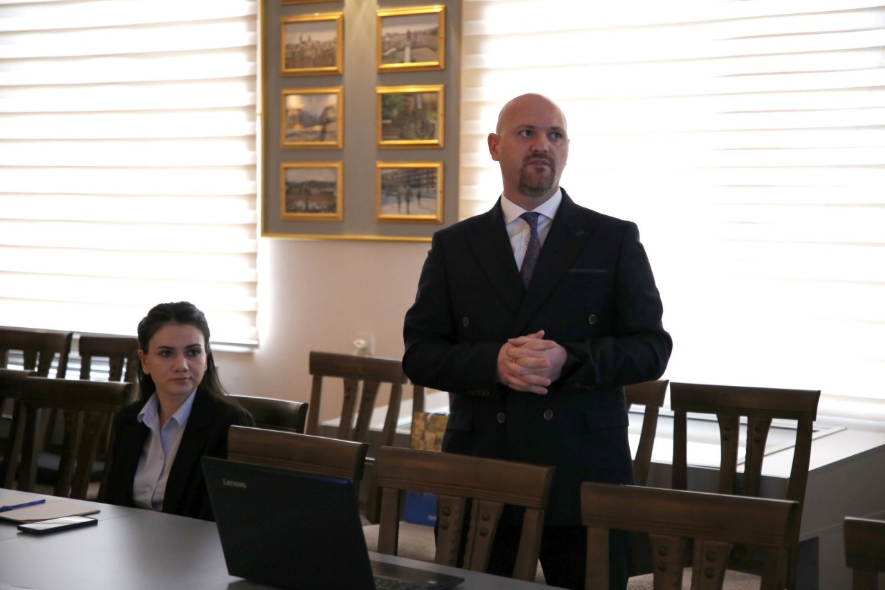 Məcburi köçkünlərin peşə bacarıqlarının artırılması müzakirə edilib - FOTOLAR