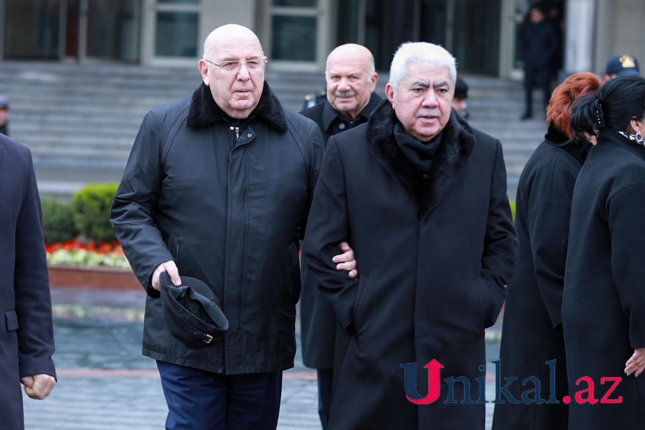 Milli Məclisin rəhbərliyi “Ana harayı” abidəsini ziyarət etdi - FOTO