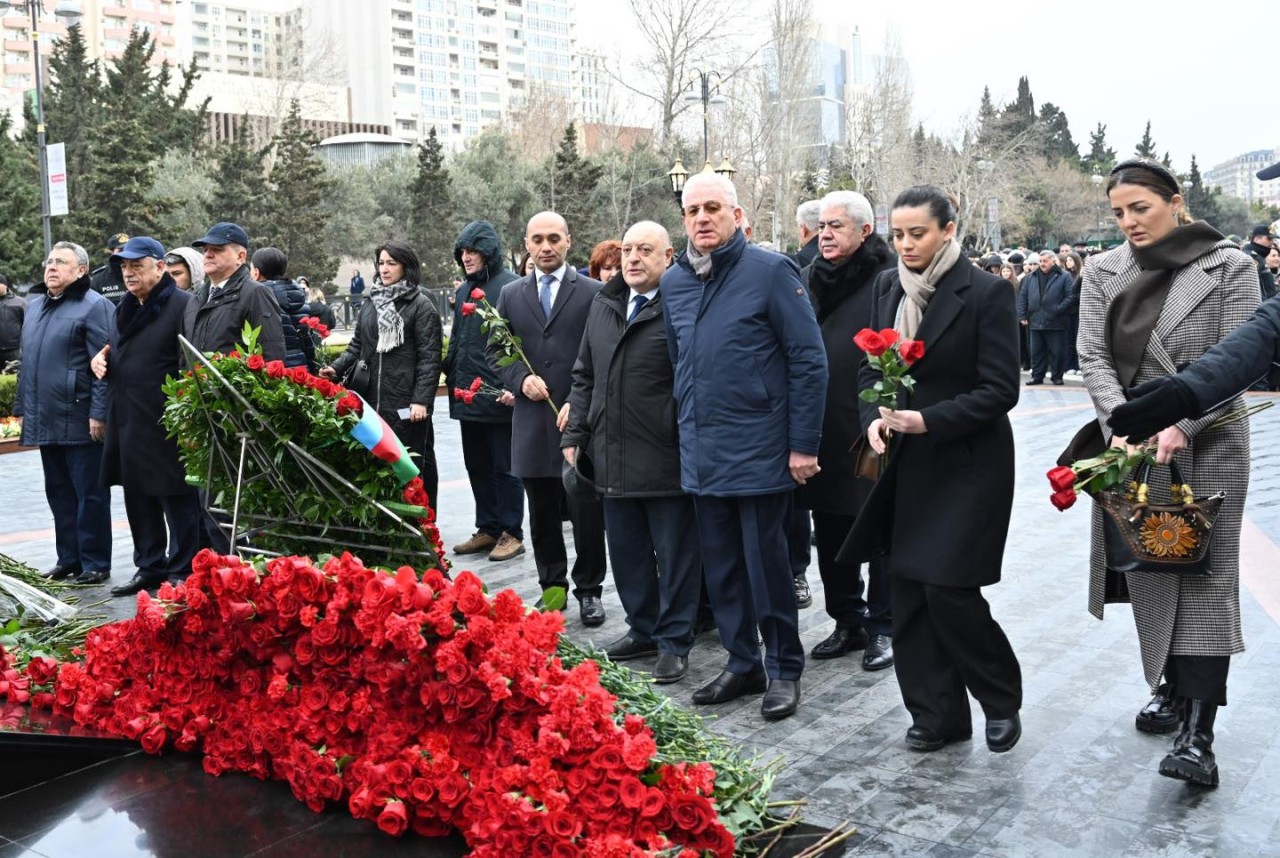 Milli Məclisin kollektivi Xocalı soyqırımı abidəsini ziyarət edib - FOTOLAR