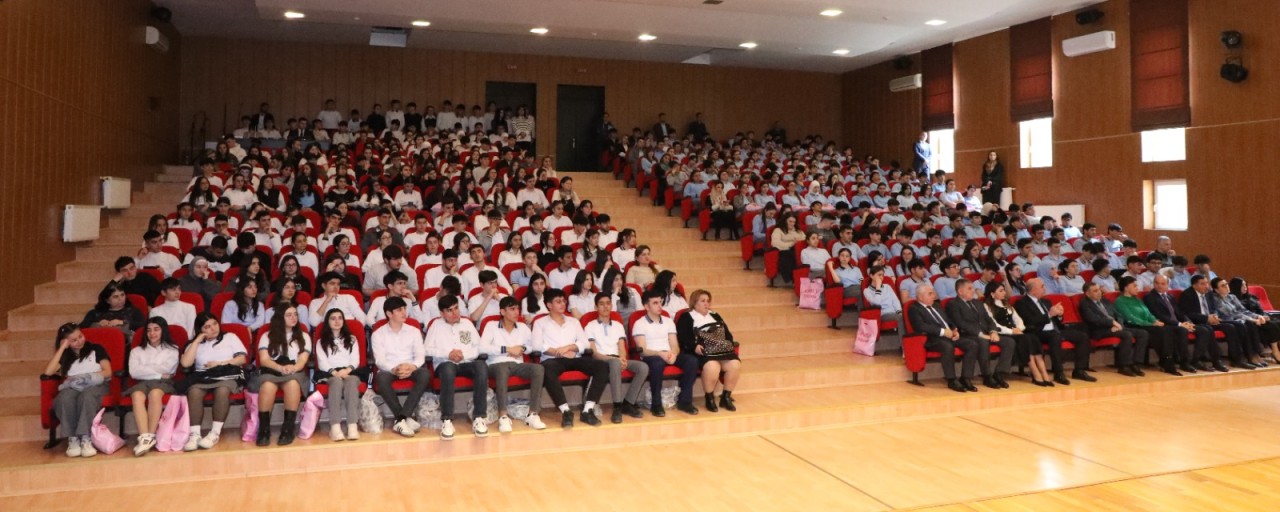 İcra başçısı Adil Əliyev növbəti dəfə gənclərlə görüşüb - FOTOLAR