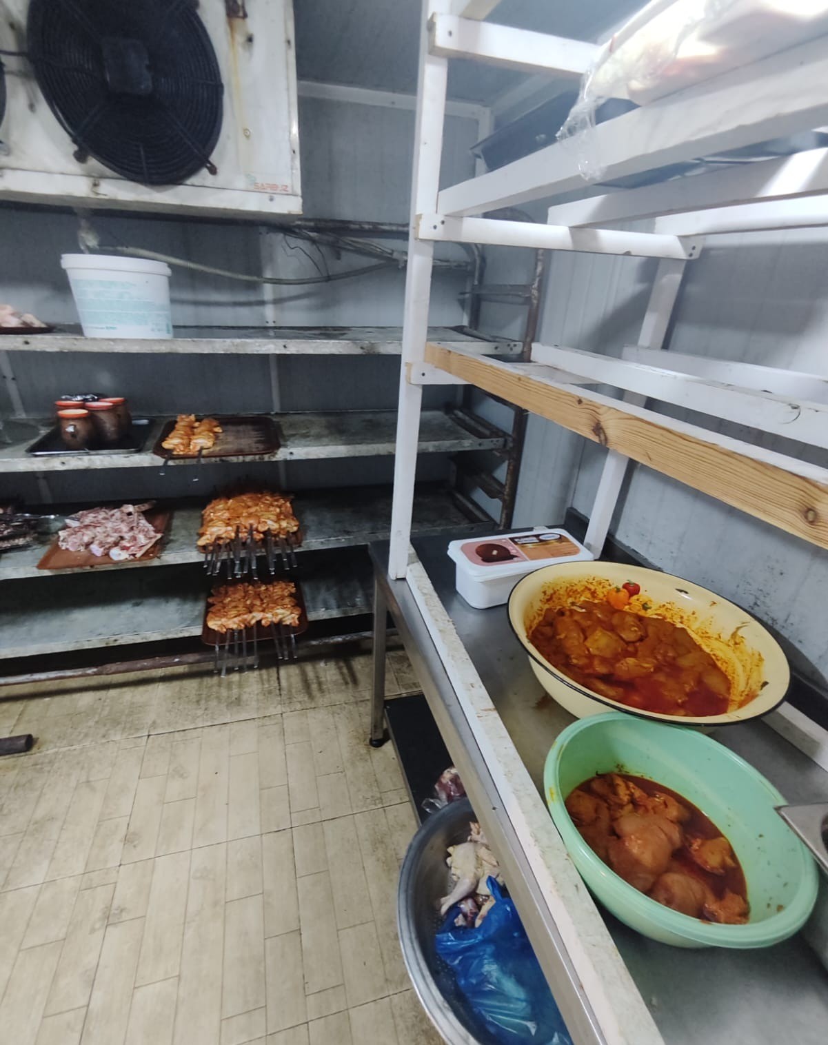 "Xarı Bülbül" restoranında nöqsanlar aşkarlandı - FOTOLAR
