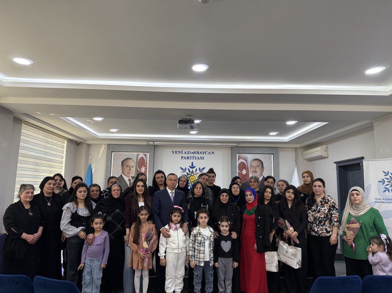 YAP Nərimanov rayon təşkilatı Qadınlar Gününü qeyd etdi - FOTOLAR