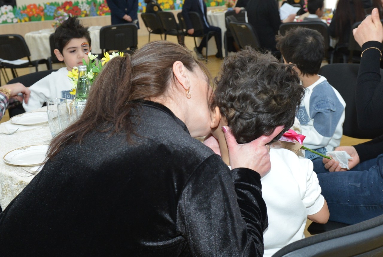Məhkum qadınlar bayramı övladları ilə qeyd etdilər - FOTOLAR