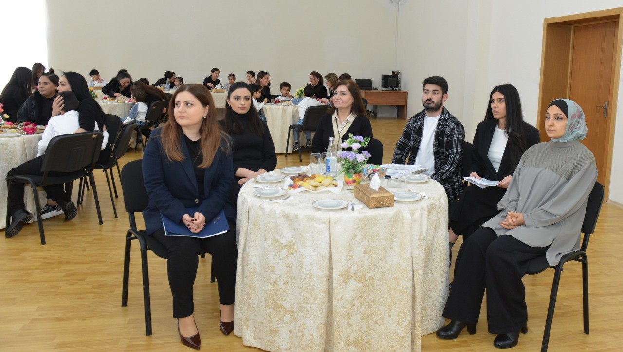 Məhkum qadınlar bayramı övladları ilə qeyd etdilər - FOTOLAR