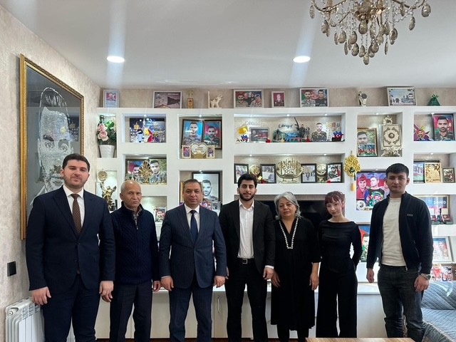UNEC kollektivi Beynəlxalq Qadınlar Günündə şəhid analarını ziyarət etdi - FOTOLAR