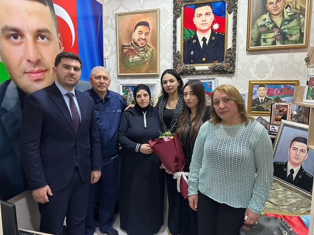 UNEC kollektivi Beynəlxalq Qadınlar Günündə şəhid analarını ziyarət etdi - FOTOLAR