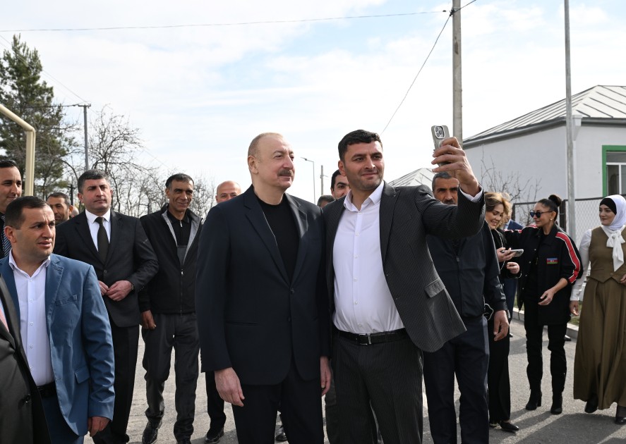 Prezidentin Həsənriz sakinləri ilə görüşündən FOTOLAR