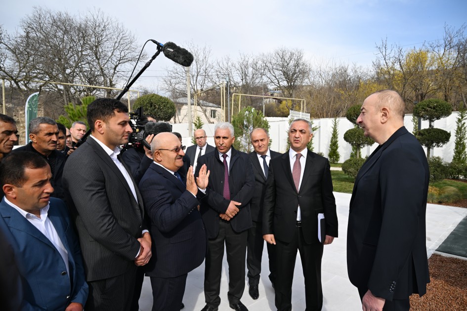 Prezidentin Həsənriz sakinləri ilə görüşündən FOTOLAR