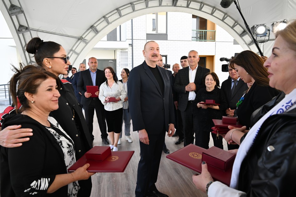 Prezident və xanımı Suqovuşan sakinlərinə evlərinin açarlarını təqdim etdilər - YENİLƏNİB (FOTOLAR)