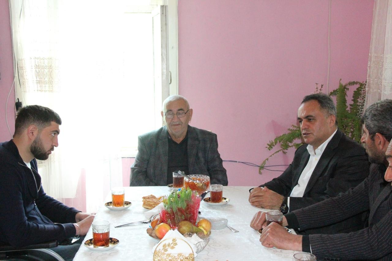 İcra basçısı Vətən müharibəsi qazisini evində ziyarət etdi - FOTOLAR