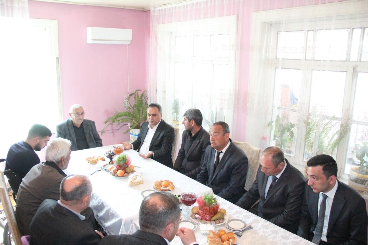 İcra basçısı Vətən müharibəsi qazisini evində ziyarət etdi - FOTOLAR