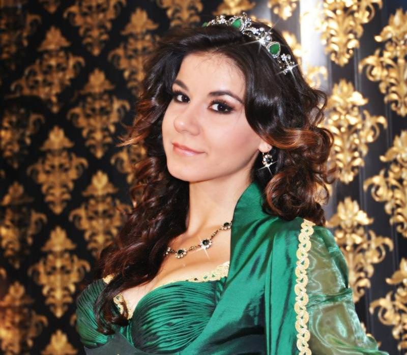 Ərdoğanı təhqir edən Türkiyə gözəli saxlanıldı (FOTO)