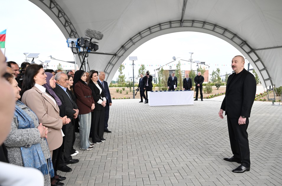 “Bax, biz belə şəhər qururuq!” - Prezidentin sakinlərlə söhbəti (FOTOLAR)