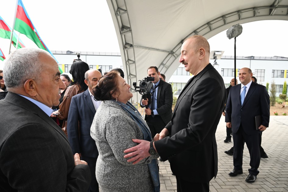 “Bax, biz belə şəhər qururuq!” - Prezidentin sakinlərlə söhbəti (FOTOLAR)