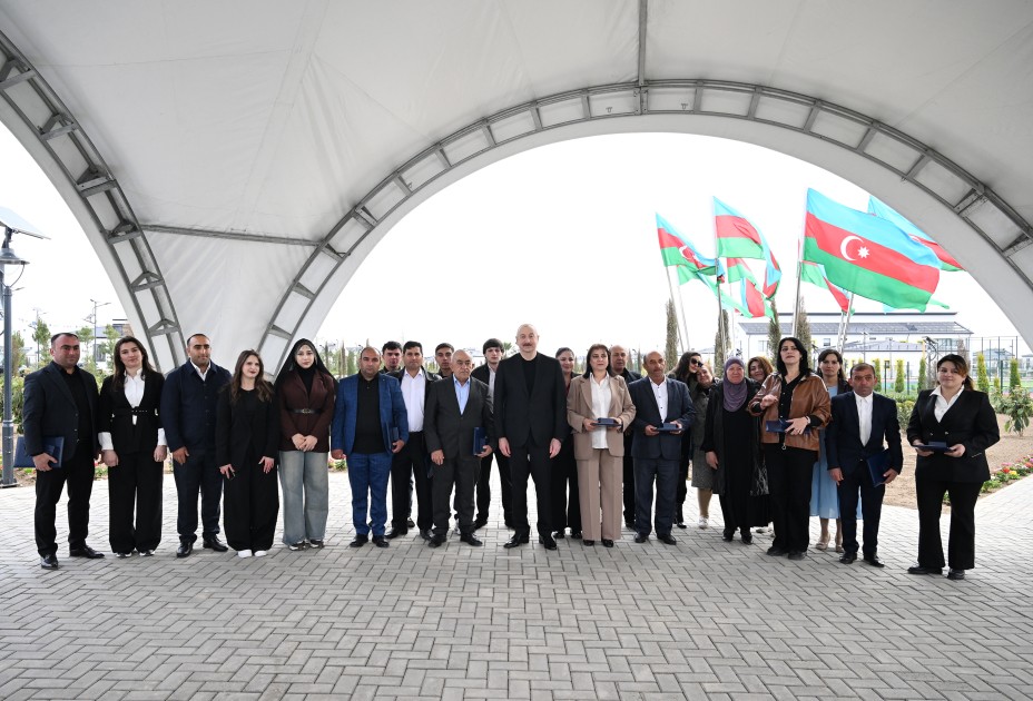 “Bax, biz belə şəhər qururuq!” - Prezidentin sakinlərlə söhbəti (FOTOLAR)