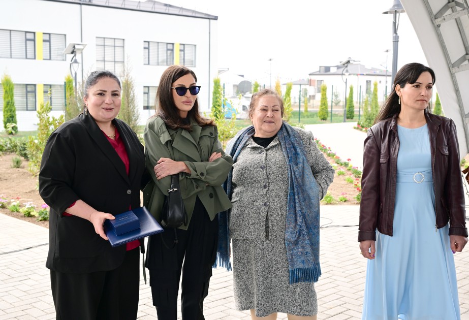 “Bax, biz belə şəhər qururuq!” - Prezidentin sakinlərlə söhbəti (FOTOLAR)