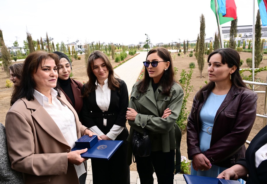 “Bax, biz belə şəhər qururuq!” - Prezidentin sakinlərlə söhbəti (FOTOLAR)