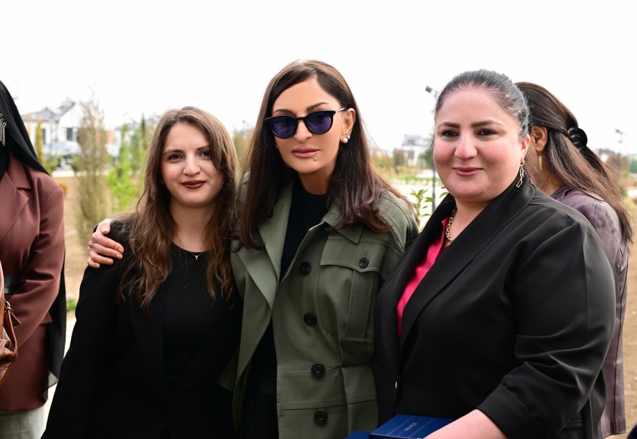 “Bax, biz belə şəhər qururuq!” - Prezidentin sakinlərlə söhbəti (FOTOLAR)