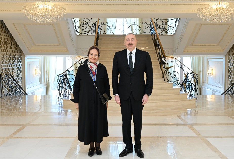 İlham Əliyev Şəfiqə Məmmədovaya “İstiqlal” ordenini təqdim etdi - FOTOLAR (YENİLƏNİB)