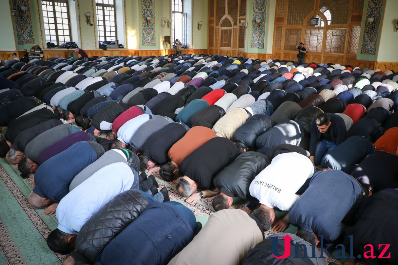 Bayram namazı qılındı – YENİLƏNİB (FOTOLAR)