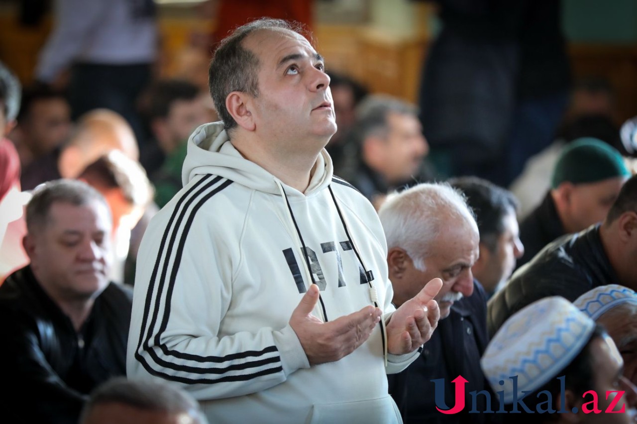 Bayram namazı qılındı – YENİLƏNİB (FOTOLAR)