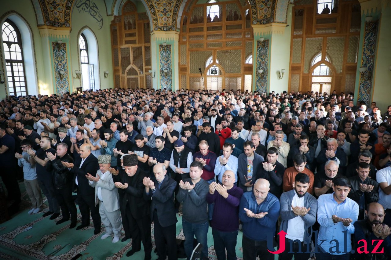 Bayram namazı qılındı – YENİLƏNİB (FOTOLAR)