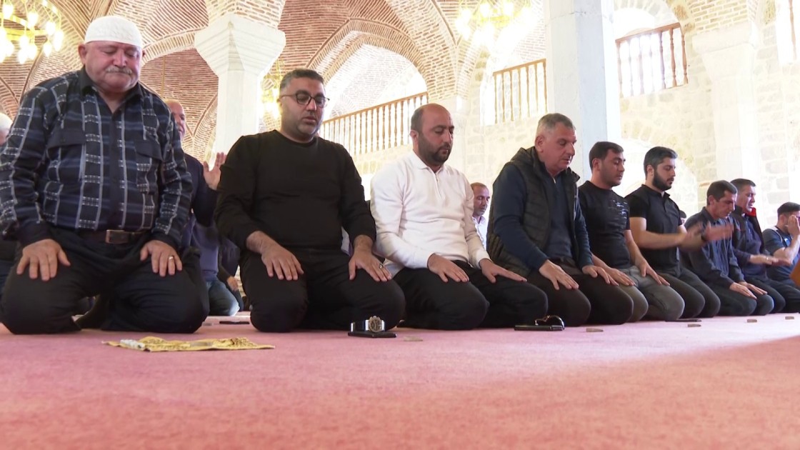 Şuşada bayram namazı qılındı - FOTOLAR (VİDEO)