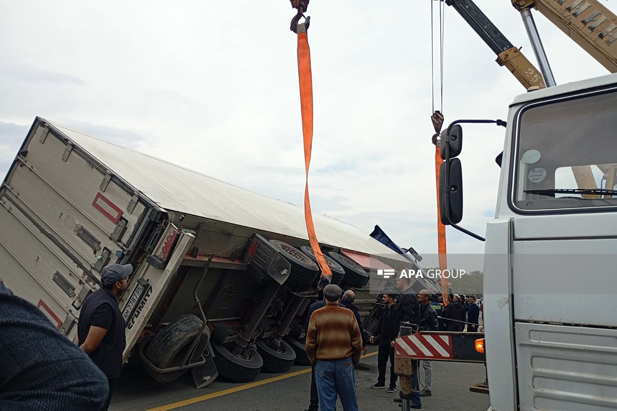 "TIR" qəzasına görə bağlanan magistral açıldı - YENİLƏNİB (FOTO)