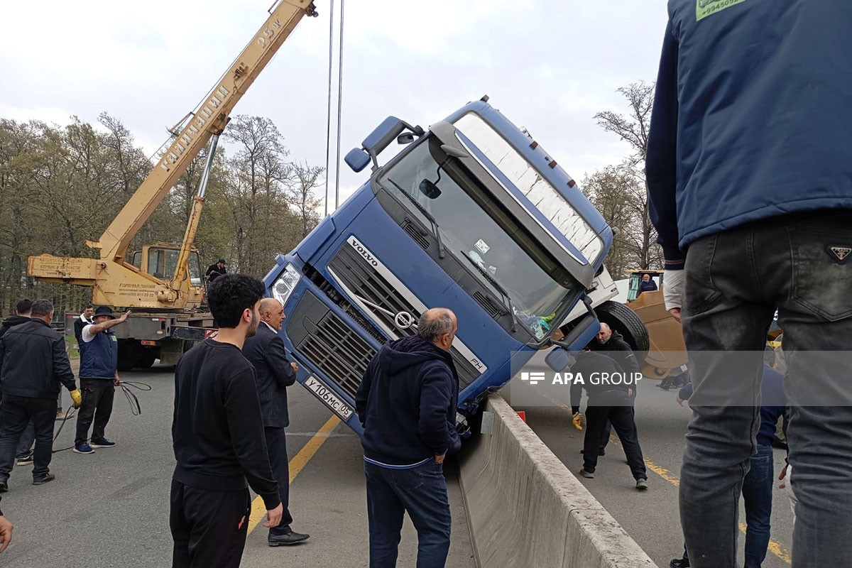"TIR" qəzasına görə bağlanan magistral açıldı - YENİLƏNİB (FOTO)