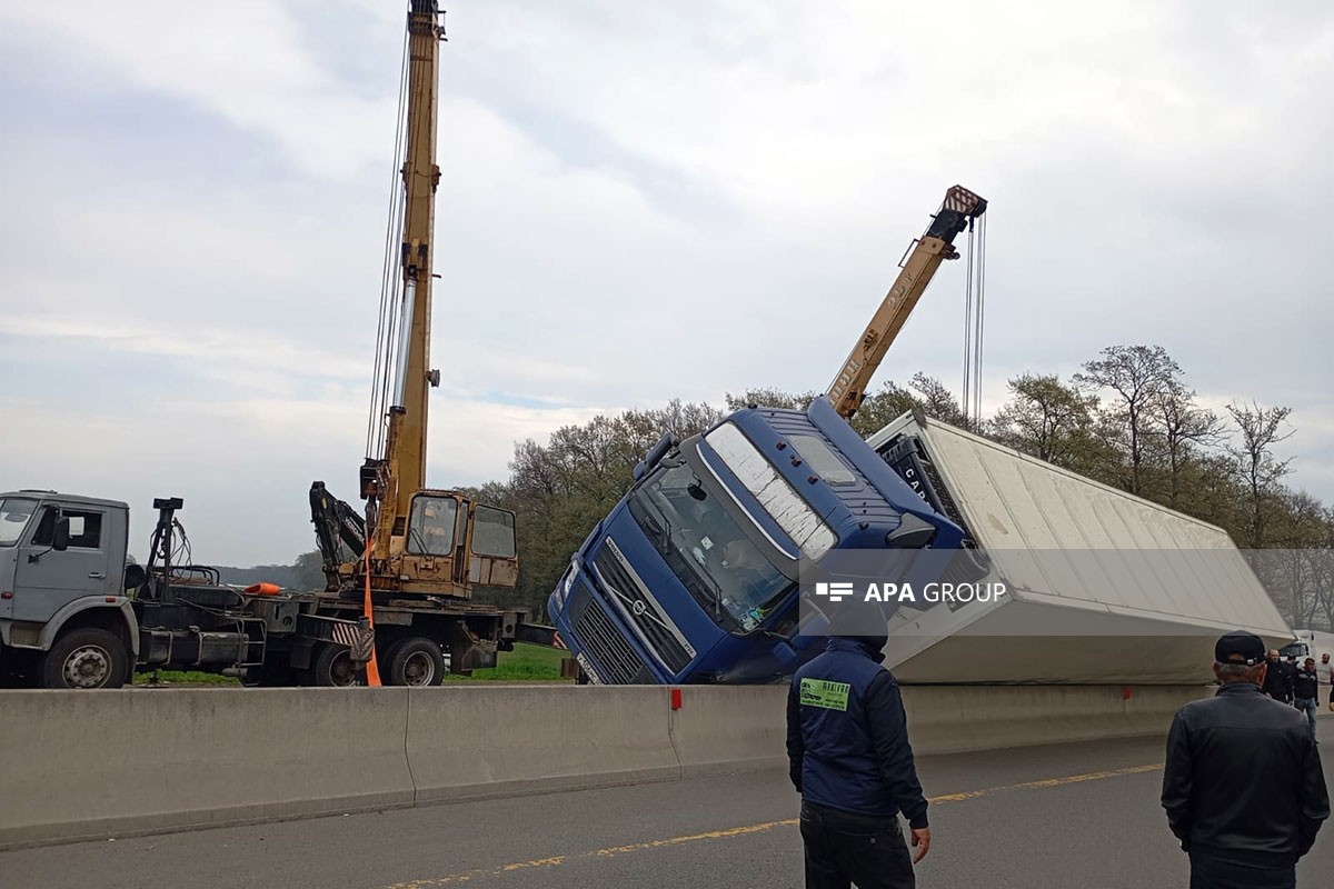 "TIR" qəzasına görə bağlanan magistral açıldı - YENİLƏNİB (FOTO)