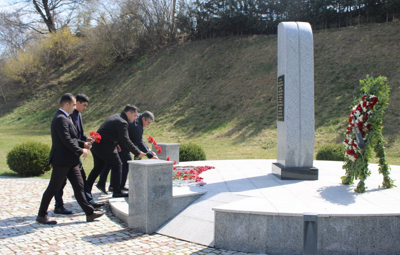 YAP Nizami rayon təşkilatının gəncləri Quba Soyqırımı Memorial Kompleksini ziyarət ediblər - FOTOLAR