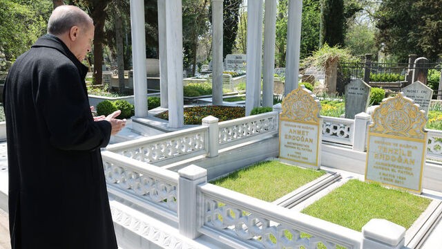 Ərdoğan valideynlərinin məzarı başında - FOTO