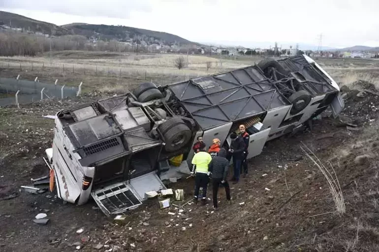 Türkiyədə sərnişin avtobusu aşdı - Ölənlər var (FOTO)