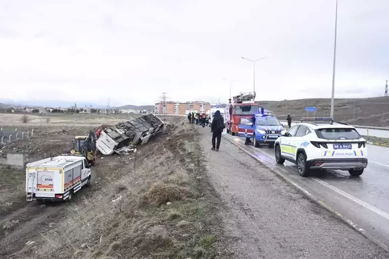 Türkiyədə sərnişin avtobusu aşdı - Ölənlər var (FOTO)