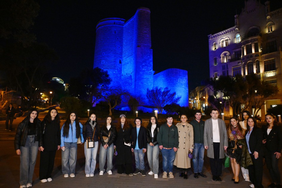 Bakının abidələri onlar üçün mavi rənglə işıqlandırıldı - FOTO