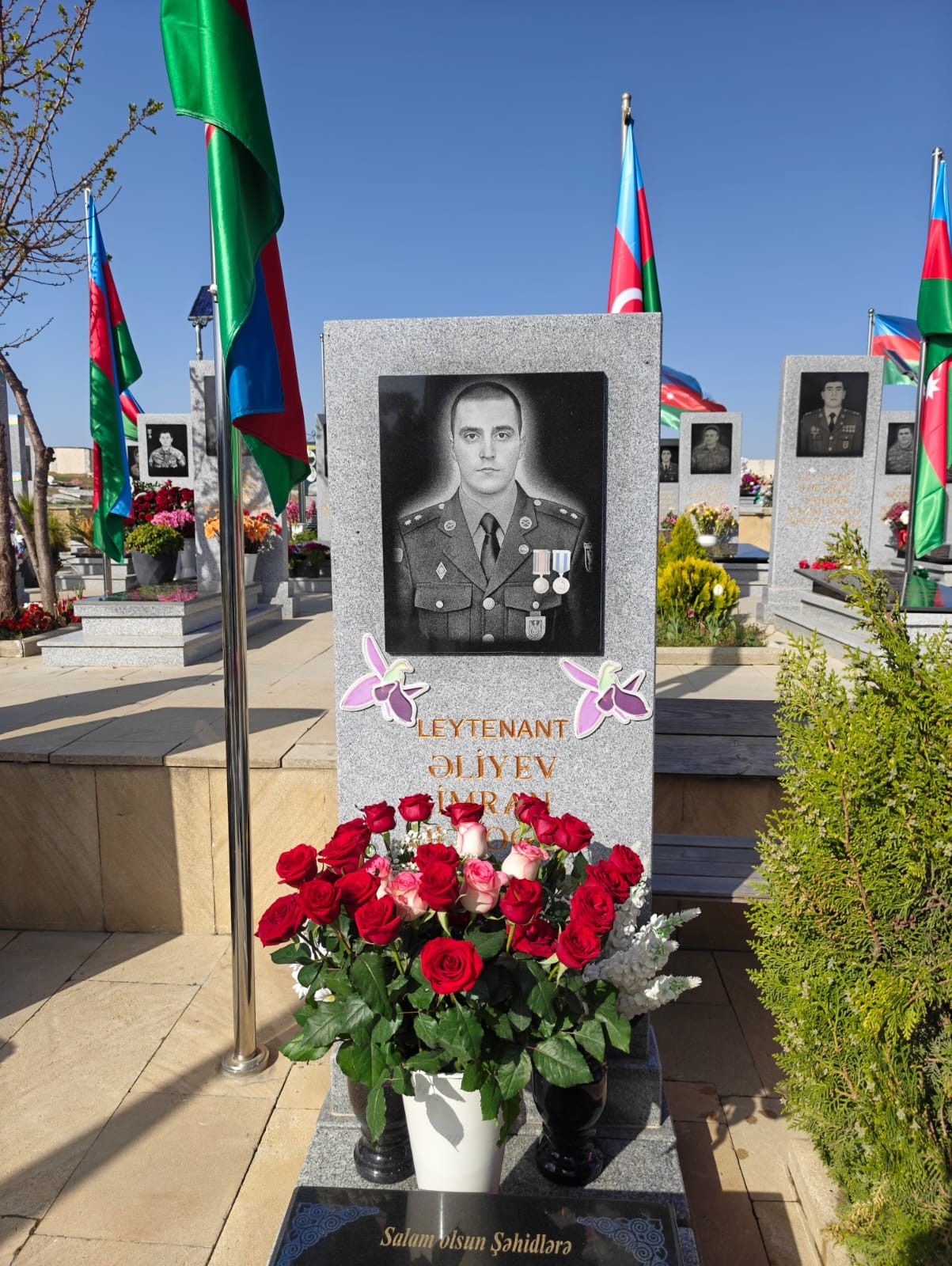 YAP Nəsimi rayon təşkilatının sədri şəhidin məzarını ziyarət etdi - FOTOLAR