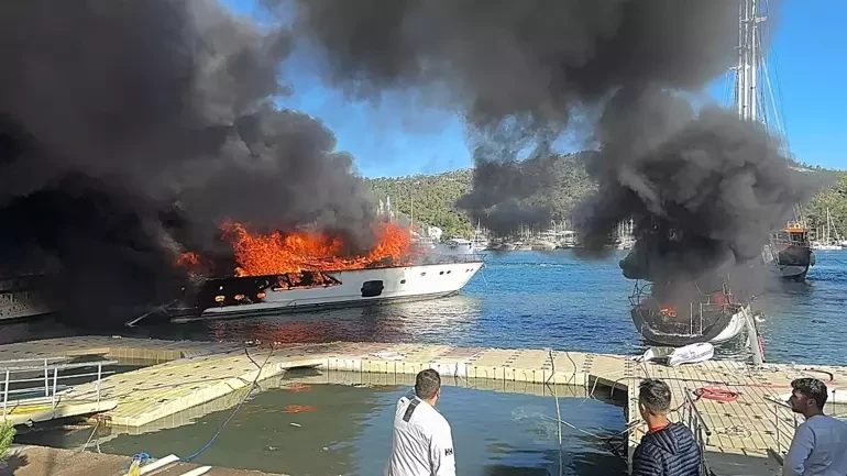 Türkiyədə 4 yaxta yanaraq kül oldu - FOTO