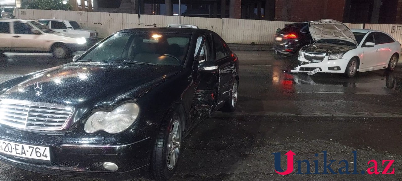 Gəncədə yağışlı hava qəzaya səbəb oldu - FOTO